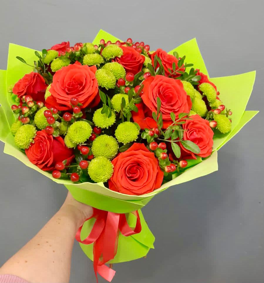 Букет цветов из: Хризантемы и Розы в Солнечном Красноярского края