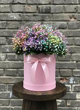 Цветочная композиция из Гипсофила и Розы в шляпной коробке в Солнечном Красноярского края