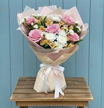 Букет цветов из:  Гвоздики, Орхидеи и Розы в Солнечном Красноярского края