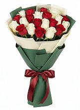 Букет Микс из красных и белых роз в Солнечном Красноярского края