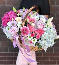 Композиция солнечный день в Солнечном Красноярского края Цветочная композиция из Розы, Хризантемы, Пионы и Лизиантусы в корзине в Солнечном Красноярского края