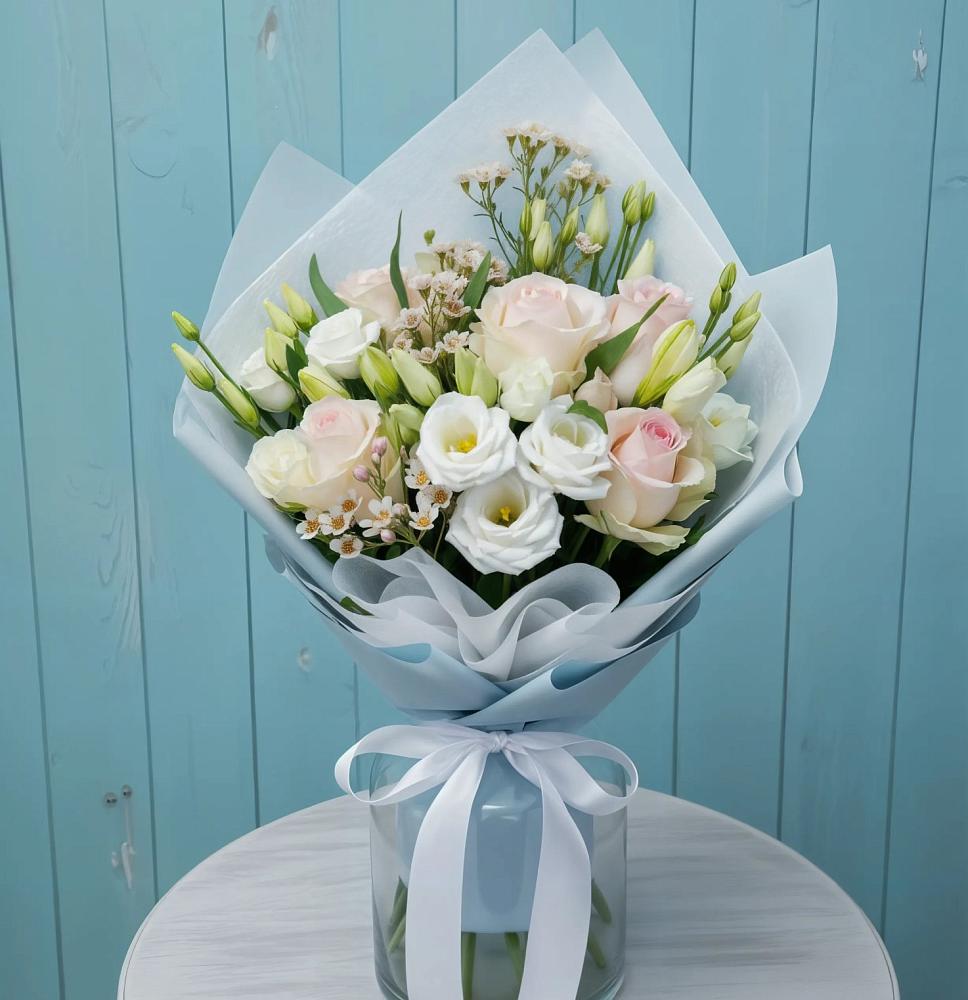 Букет цветов из: Розы и Лизиантусы в Солнечном Красноярского края