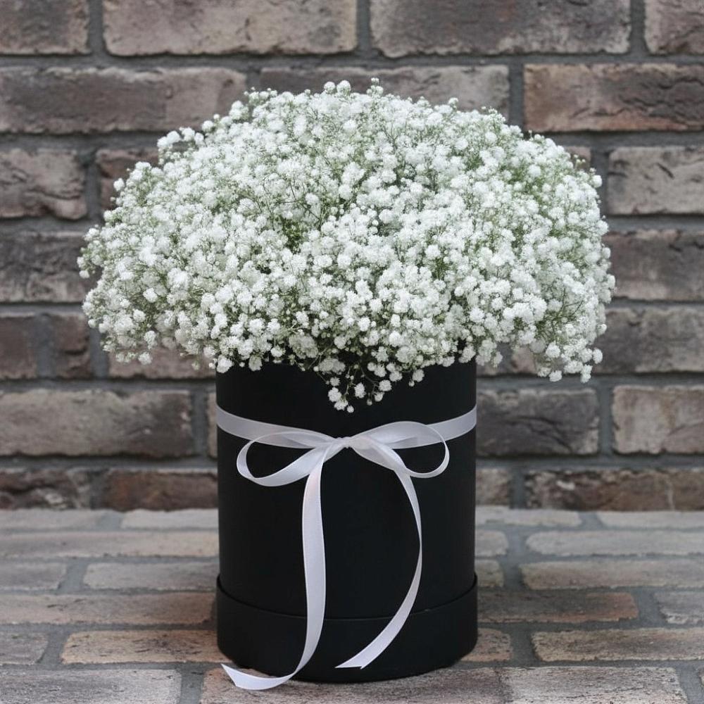 Цветочная композиция из Гипсофила в шляпной коробке в Солнечном Красноярского края