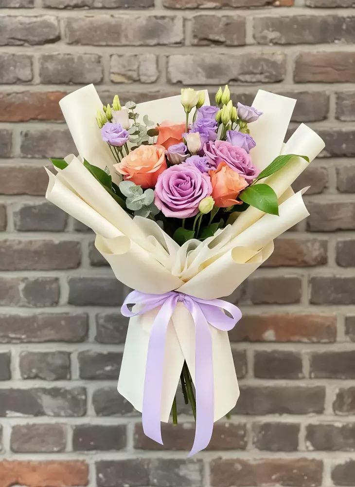 Букет цветов из: Лизиантусы и Розы в Солнечном Красноярского края