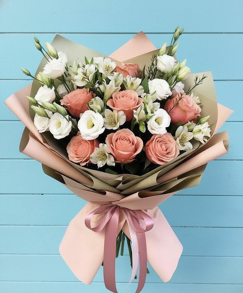 Букет цветов из: Розы, Альстромерии и Лизиантусы в Солнечном Красноярского края