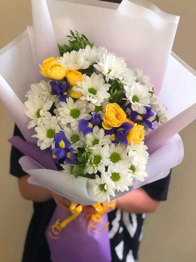 Букет цветов из: Ирисы, Хризантемы и Розы в Солнечном Красноярского края