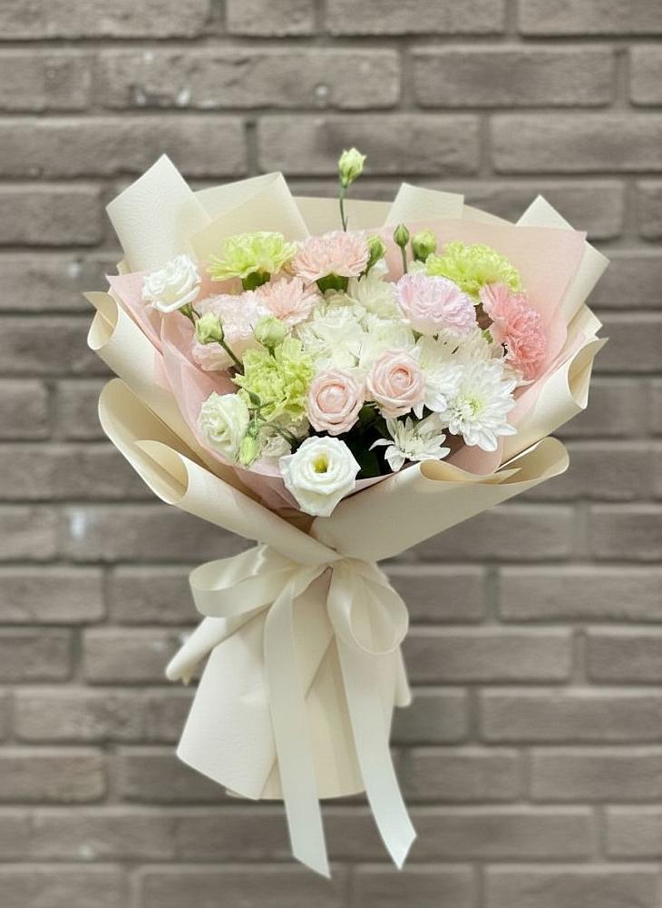 Букет цветов из: Гвоздики, Розы, Лизиантусы и Хризантемы в Солнечном Красноярского края