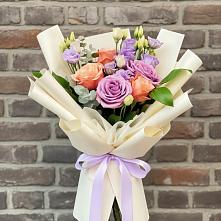 Букет цветов из:  Лизиантусы и Розы в Солнечном Красноярского края