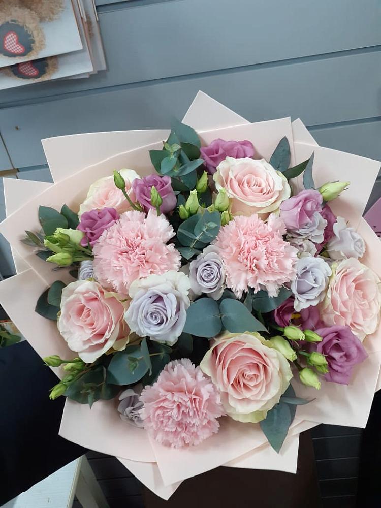 Букет цветов из: Розы, Гвоздики и Лизиантусы в Солнечном Красноярского края