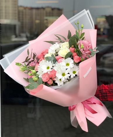Букет цветов из: Розы, Лизиантусы и Хризантемы в Солнечном Красноярского края
