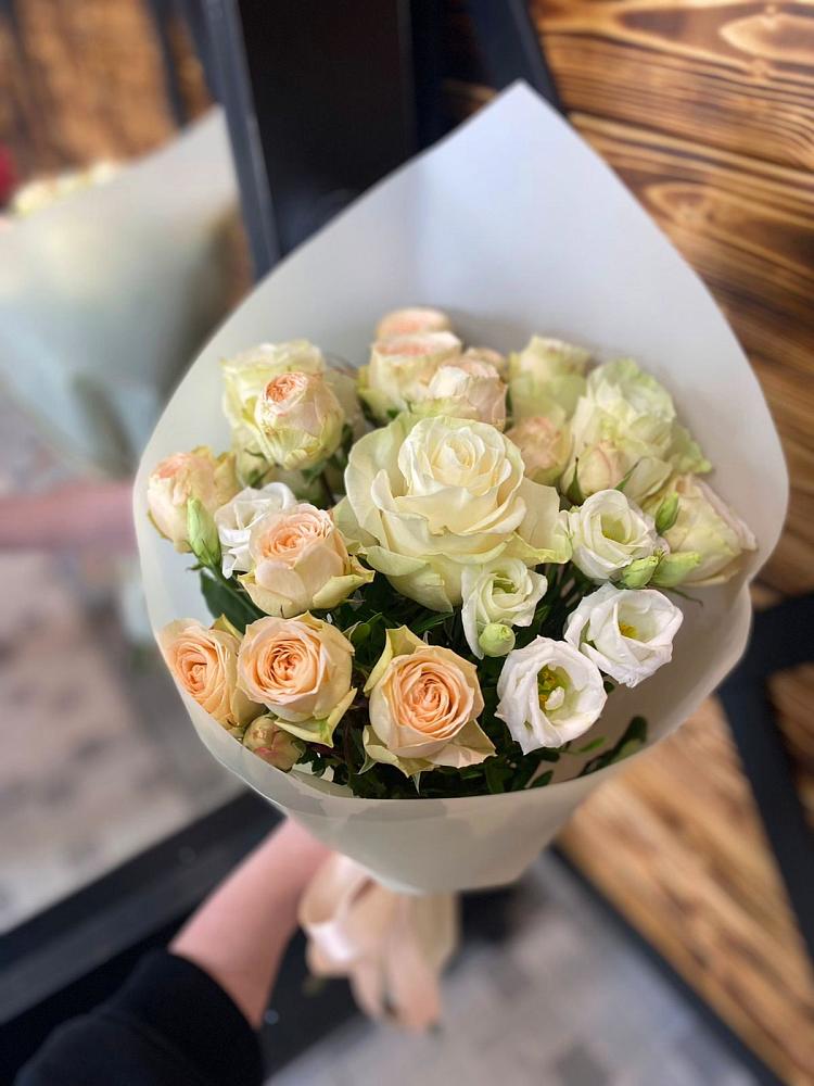 Букет цветов из: Розы и Лизиантусы в Солнечном Красноярского края